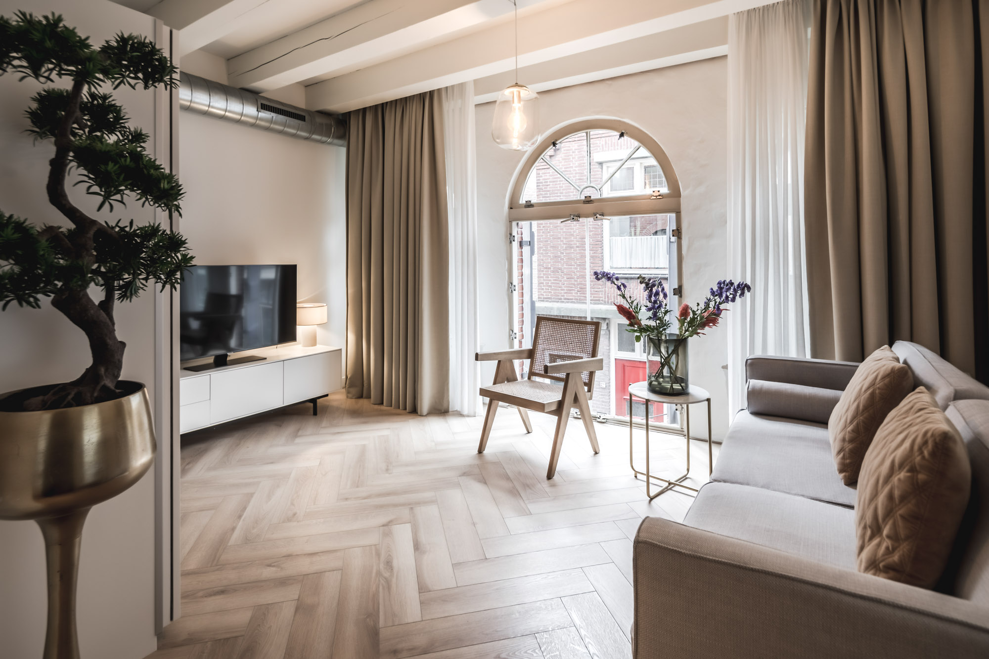 Bright living space inside Le Bon Apart Suites